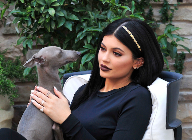 Kylie Jenner搶眼的金屬刺青髮飾